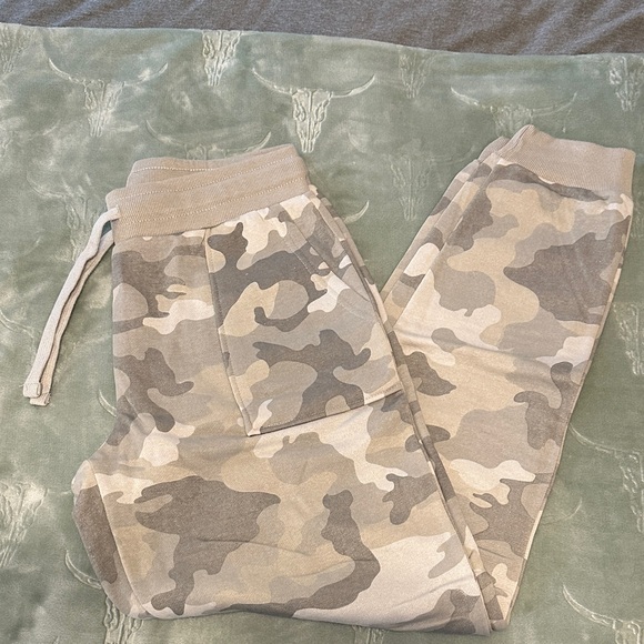 Women’s Camo Joggers NWOT! - Picture 1 of 5